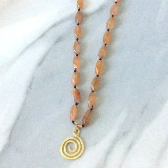 Natural Agate/Carnelian Beaded Necklace with a Swirl Pendant - Picture 2 of 8